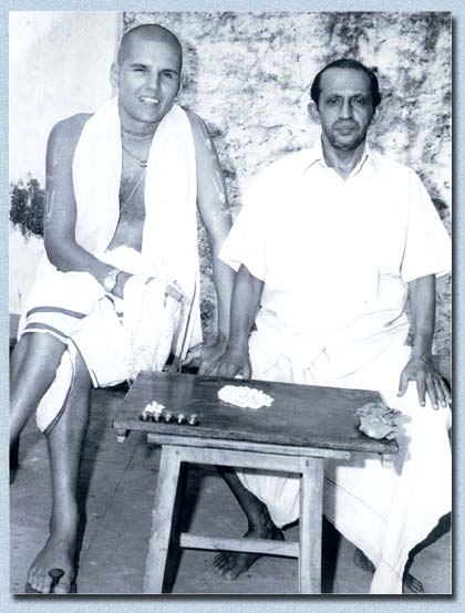 The author, ShyamasundaraDasa, with his teacher Krishnan Potti in Thiruvanantapuram, 1982. Copyright Shyamasundara Dasa